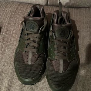 Nike air huaraches size 6